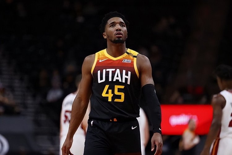 下的年轻球 下的年轻球